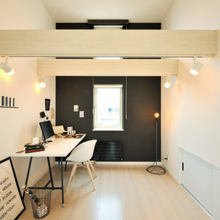 札幌のモダンスタイルのおしゃれなホームオフィス・仕事部屋 (マルチカラーの壁、淡色無垢フローリング、暖炉なし、自立型机、ベージュの床) の写真
