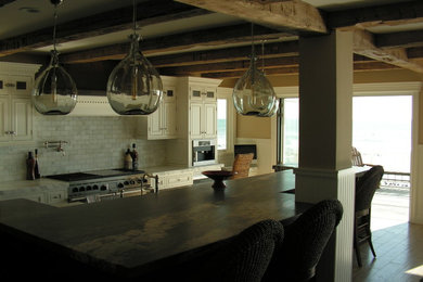 Kitchen - traditional kitchen idea in Orange County