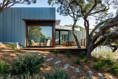 Diseño de terraza planta baja moderna pequeña sin cubierta en patio lateral con barandilla de cable