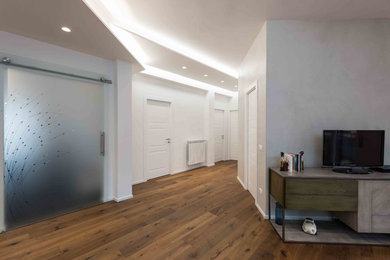 Esempio di un ingresso o corridoio design con pareti multicolore, parquet scuro e pavimento marrone