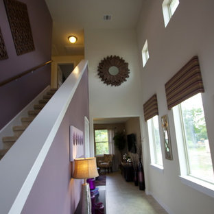 Eklektisk inredning av en entré, med lila väggar