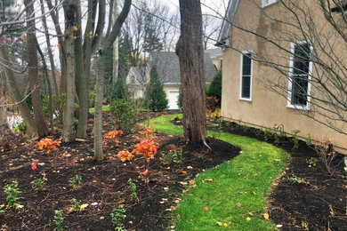 Photo of a mid-sized farmhouse drought-tolerant and shade side yard mulch landscaping in Philadelphia.