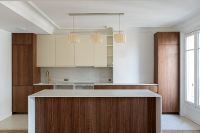 Réalisation d'une cuisine ouverte parallèle, haussmannienne et blanche et bois minimaliste en bois brun de taille moyenne avec un évier encastré, un placard à porte plane, un plan de travail en quartz, une crédence blanche, une crédence en marbre, un électroménager en acier inoxydable, un sol en carrelage de céramique, îlot, un sol blanc, un plan de travail blanc et un plafond décaissé.