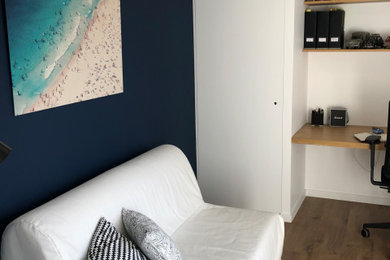 Aménagement d'un petit bureau contemporain avec un mur bleu, un sol en vinyl, aucune cheminée, un bureau indépendant et un sol beige.