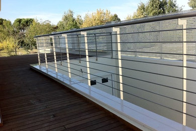 This is an example of a contemporary deck in Bologna.