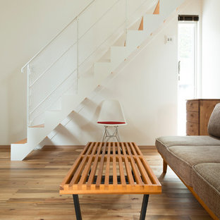 他の地域の木のモダンスタイルのおしゃれな直階段 (木の蹴込み板) の写真