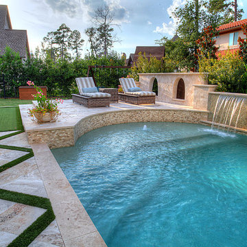 Lovely pool with Putting Green
