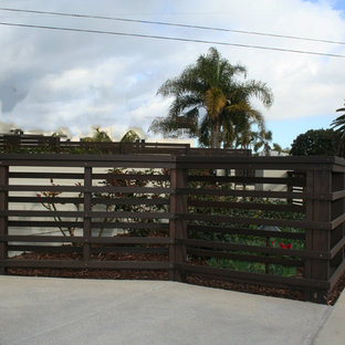 Exemple d'un grand jardin latéral tendance l'été avec un chemin, une exposition partiellement ombragée et des pavés en béton.