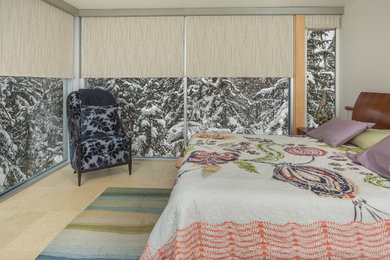 Imagen de dormitorio principal moderno grande con paredes grises y suelo de piedra caliza
