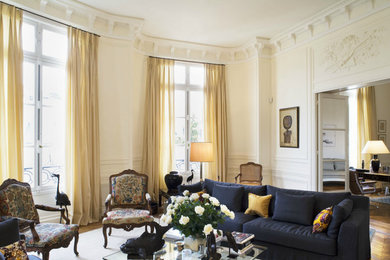 Inspiration for a traditional living room in Lyon.