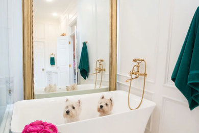 ヒューストンにあるラグジュアリーな中くらいなトラディショナルスタイルのおしゃれなマスターバスルーム (置き型浴槽、コーナー設置型シャワー、白い壁、大理石の床、白い床、三角天井、パネル壁) の写真