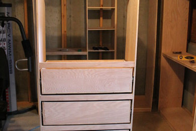 Diseño de armario vestidor de mujer minimalista con puertas de armario de madera en tonos medios y moqueta