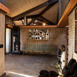 Idéer för en stor eklektisk foajé, med beige väggar, tegelgolv, en dubbeldörr och mörk trädörr