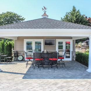 ニューヨークの巨大なオーダーメイドシャビーシック調のおしゃれなプール (コンクリート敷き	) の写真