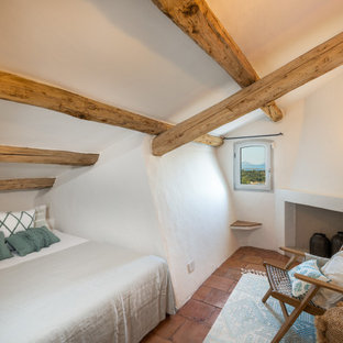 Esempio di una camera da letto mediterranea