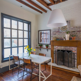 フィラデルフィアの広いエクレクティックスタイルのLDKの画像 (レンガの暖炉まわり、白い壁、濃色無垢フローリング、標準型暖炉、茶色い床)