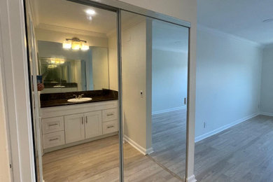 Minimalist bedroom photo in San Diego