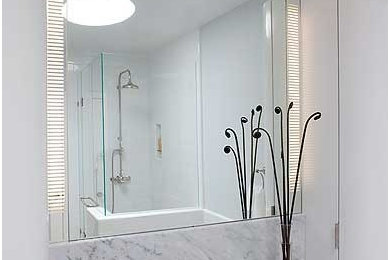 Источник вдохновения для домашнего уюта: большая главная ванная комната в стиле модернизм с белыми фасадами, угловым душем, раздельным унитазом, белой плиткой, керамической плиткой, белыми стенами, накладной раковиной, мраморной столешницей и душем с распашными дверями