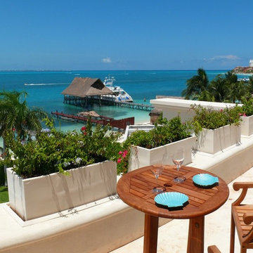 Waterfront Villa. Mediterranean. Villa Madonna on the beach. Cancun, México.