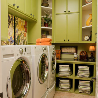 Imagen de lavadero ecléctico con puertas de armario verdes y suelo beige