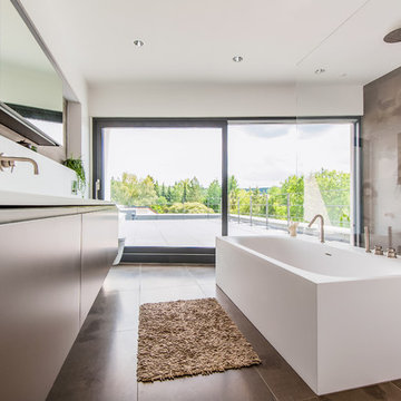 Bad mit Wanne und Raumdusche