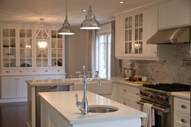 Example of a classic kitchen design in Toronto