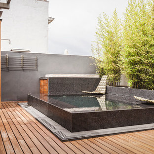 Imagen de piscina elevada, contemporánea, pequeña, rectangular, en azotea, con entablado