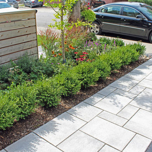 Mittelgroßer Stilmix Vorgarten im Sommer mit Auffahrt, Gehweg, direkter Sonneneinstrahlung und Betonplatten in Toronto