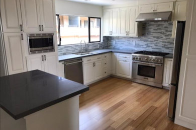 Kitchen photo in Los Angeles