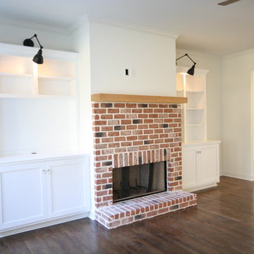 Farmhouse in Jefferson - living room with open shelving