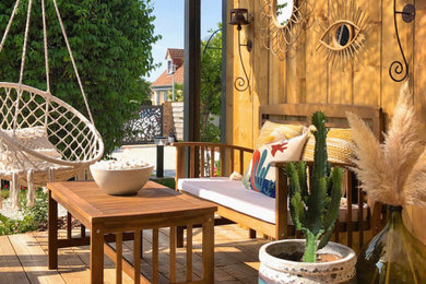 Réalisation d'un jardin sur cour méditerranéen de taille moyenne et l'été avec une exposition ensoleillée et une terrasse en bois.