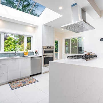 Modern Kitchen with Quartz Waterfall Island and Skylight – Kerrisdale Vancouver