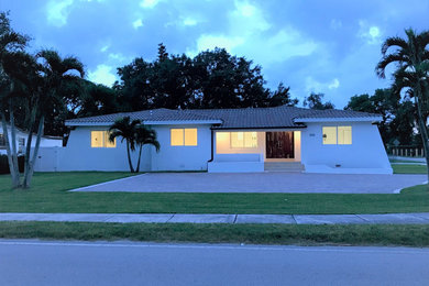 マイアミにあるおしゃれな家の外観の写真