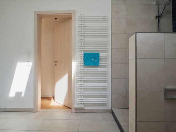 Großzügig statt eng: Maritimes Flair für ein Bad unterm Dach