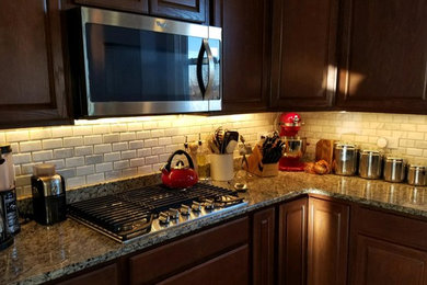 Kitchen - traditional kitchen idea in Chicago