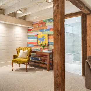 Ejemplo de sótano en el subsuelo bohemio, de tamaño medio, con paredes multicolor y moqueta