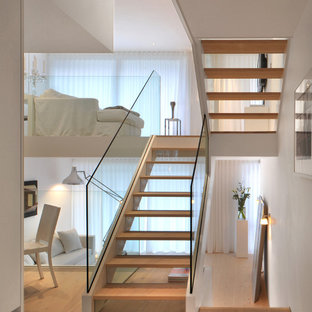 Modelo de escalera en U, escandinava, de tamaño medio, con escalones de madera y contrahuellas de vidrio