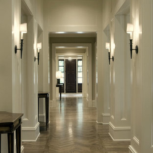 Klassisk inredning av en hall, med vita väggar, grått golv och ljust trägolv