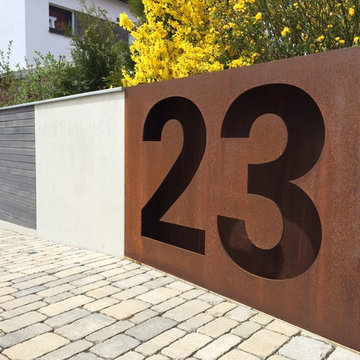 Mauer mit Hausnummer