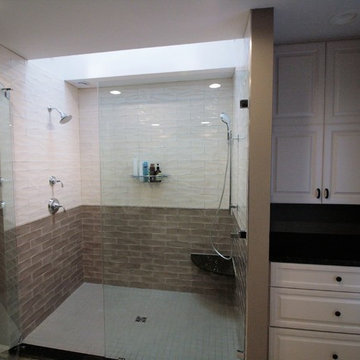 Forest Lakes Spacious Bathroom