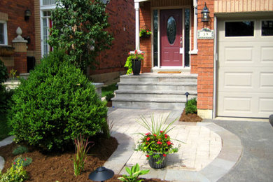Design ideas for a traditional landscaping in Toronto.