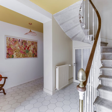 Entrée plafond jaune et escalier pierre