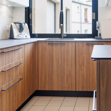 Éclat Contemporain : Cuisine Bois et Blanc avec Garde-Manger Ouvert