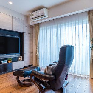 Inspiration pour une grande salle de cinéma asiatique ouverte avec un mur blanc, un sol en contreplaqué, un téléviseur fixé au mur et un sol marron.