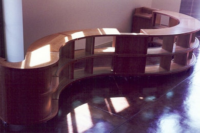 サンディエゴにある中くらいなトラディショナルスタイルのおしゃれな着席型バー (オープンシェルフ、中間色木目調キャビネット) の写真