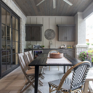 Mittelgroßer, Überdachter Klassischer Patio hinter dem Haus mit Stempelbeton in St. Louis