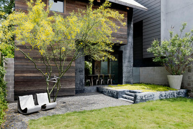 Photo of a traditional landscaping in Houston.