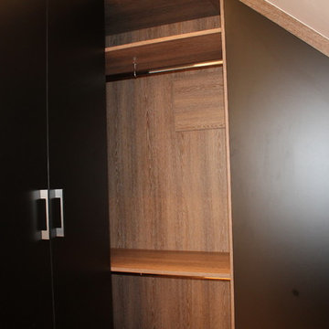 Dressing en sous-pente, mélaminé bois et noir