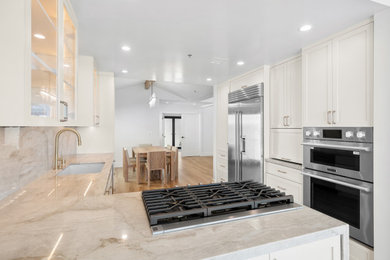 Example of a kitchen design in Orange County