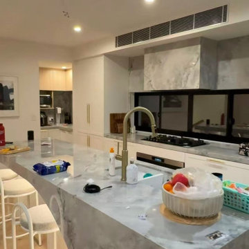 Gourmet Open Kitchen – White Handleless Cabinet & Waterfall Marble Central Islan